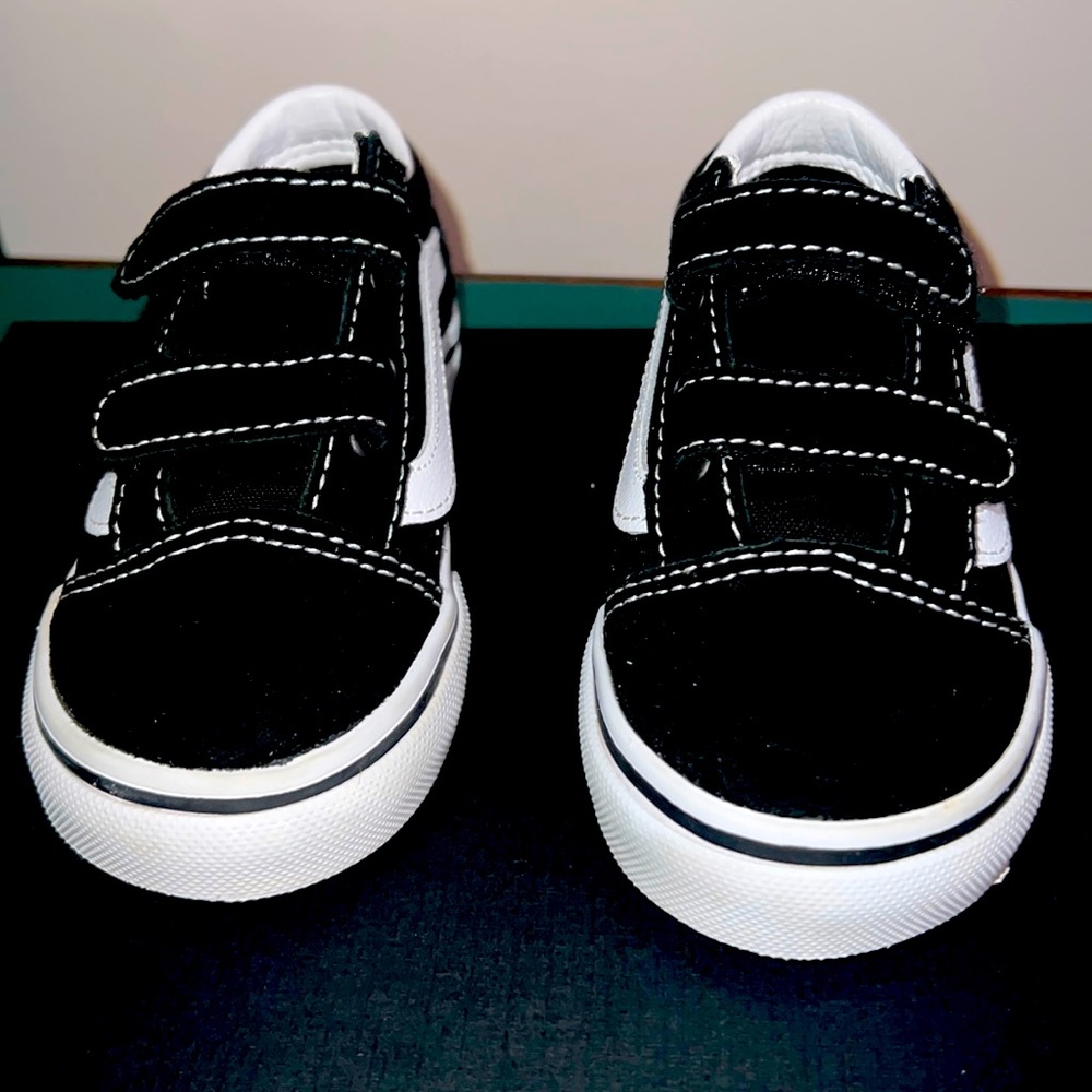 8T black and white classic skateboard vans